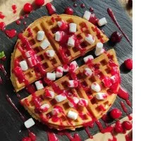 Венская вафля с маршмеллоу и клюквенным сиропом