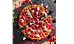 Венская вафля с маршмеллоу и клюквенным сиропом