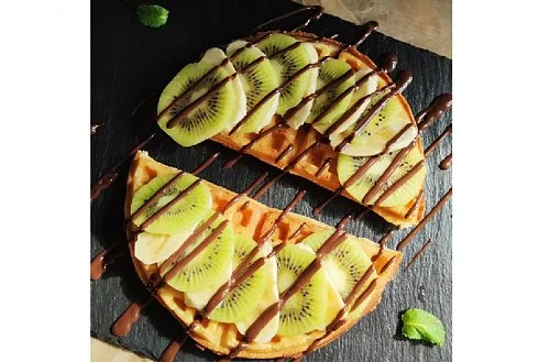 Венская вафля с шоколадом, бананом и киви