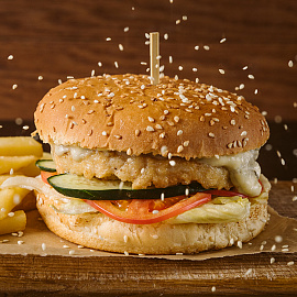 Чикенбургер с соусом "Блю-чиз"